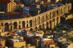 Έτσι είναι γνωστό το πιο γνωστό αξιοθέατο της πόλης. Πρόκειται για μεσαιωνικό υδραγωγείο του 16ου αιώνα με 280μ. μήκος και 60 αψίδες.
