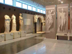 Στις αίθουσές του φιλοξενεί εκθέματα από όλη την ευρύτερη περιοχή. Είναι ένα από τα κορυφαία μουσεία της Ελλάδας.