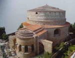 Βυζαντινός ναός αφιερωμένος στον Άγιο Γεώργιο. Οφείλει την ονομασία του στο ιδιαίτερο σχήμα του.